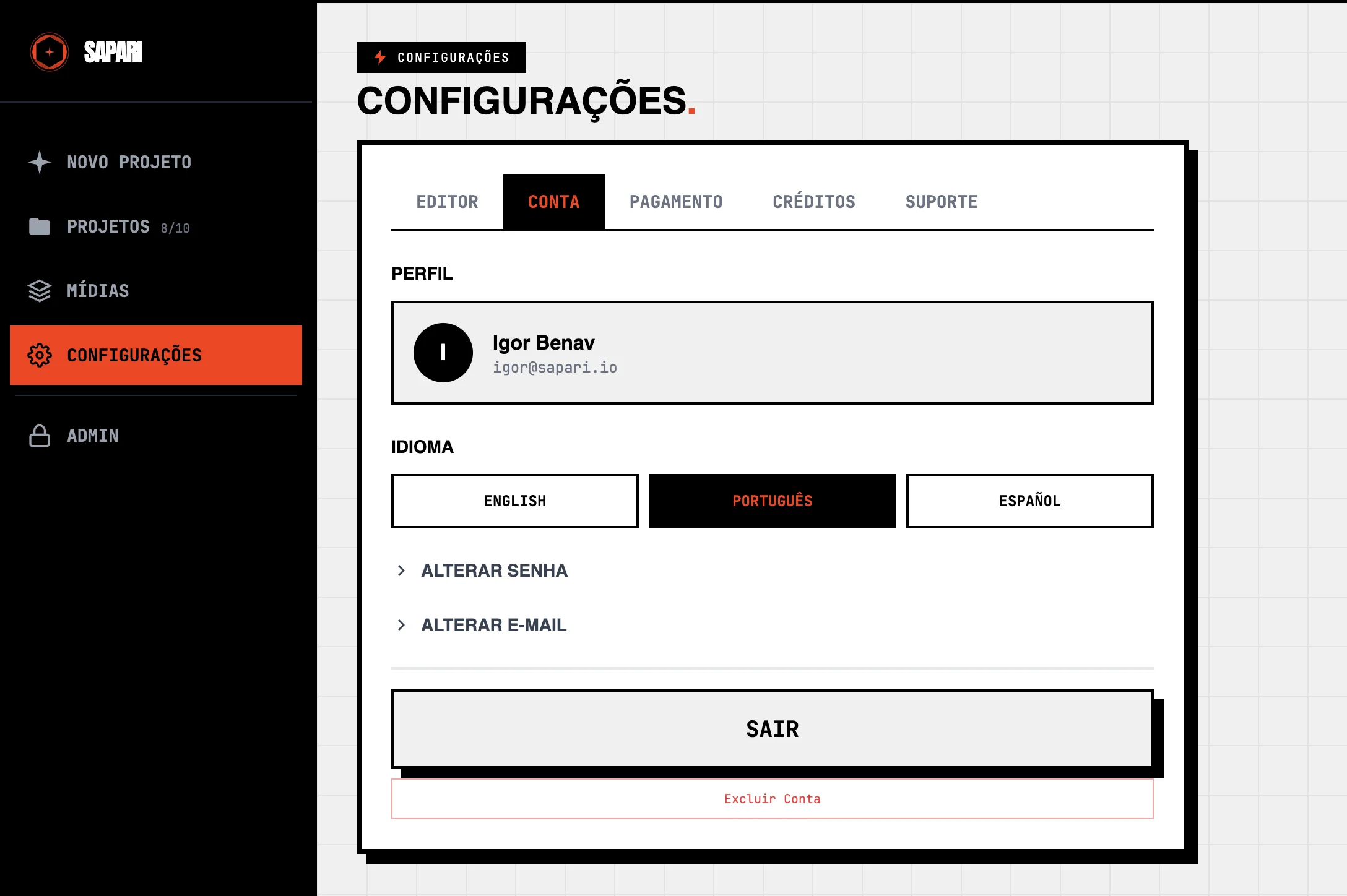 Sapari account settings showing the IDIOMA picker with English, Português (selected), and Español, alongside Portuguese sidebar labels — NOVO PROJETO, PROJETOS, MÍDIAS, CONFIGURAÇÕES, ADMIN